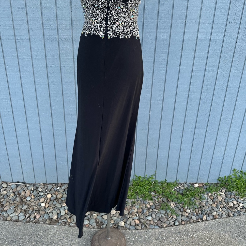 Elegant Black Embellished Evening Gown - Picture 5 of 14